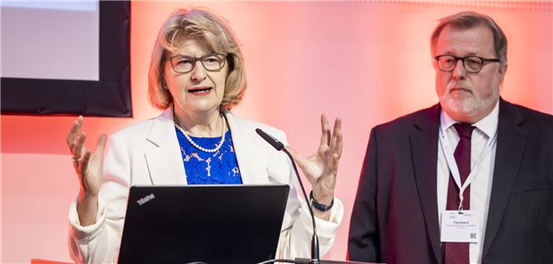 „Das muss man sagen: Wir haben kein Erkenntnisproblem, wir haben ein Handlungsproblem!“, sagt Heidrun Thaiss (l.) ,Präsidentin der Deutschen Gesellschaft für Sozialpädiatrie und Jugendmedizin in Berlin. Hier zusammen mit Dr. Thomas Fischbach, Präsident des Berufsverbandes der Kinder- und Jugendärzte.
