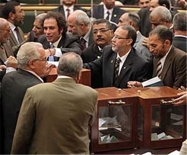 Zweite Welle der Revolution: Ägyptens Ärzte wollen Sozialreformen Das neu gewählte ägyptische Parlament bei seiner ersten Sitzung.