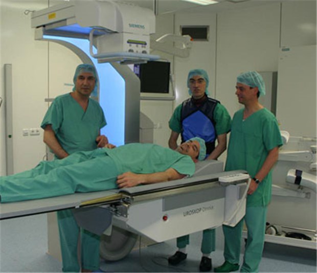 Operationen an Blase, Niere und Prostata jetzt einfacher und schonender Das neue Gerät. vlnr: Prof. Jürgen Gschwend, Dr. Michael Straub (Klinikum rechts der Isar), Jens Fehre (Siemens), auf dem Tisch: Hauke Prenzel (Siemens). © Klinikum rechts der Isar / Stobrawe