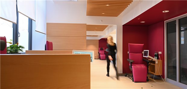 Weniger Klinikatmosphäre in der Chemoambulanz der Charité Das neue Licht- und Duftkonzept, das komfortable Mobiliar, als auch Holzelemente sorgen für mehr Wärme in den Räumlichkeiten, so die Initiative.