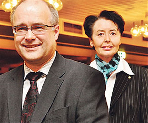 Monika Schliffke ist neue KV-Chefin im Norden Das neue Vorstandsduo der KV Schleswig-Holstein in Bad Segeberg: Dr. Monika Schliffke und Dr. Ralph Ennenbach.