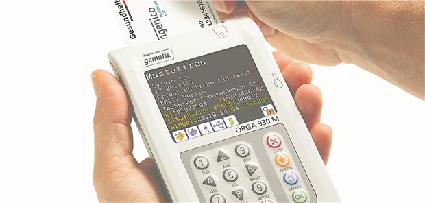 Das neue mobile Kartenterminal zeigt die Daten auf dem Display an.