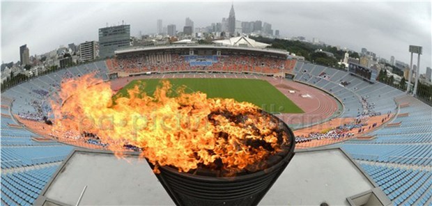 Erhitztes, rauchfreies Tokio? Das olympische Feuer von 1964 brennt 2013 im alten Stadion Tokios, nachdem Tokio den IOK-Zuschlag für die Sommerolympiade 2020 bekommen hat. Kyodo/ Reuters/dpa