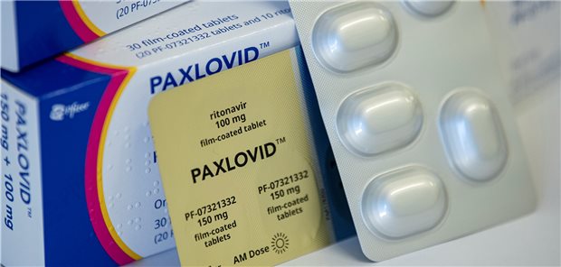 Das orale COVID-Medikament PaxlovidTextbaustein: Sonderzeichen/war. Die Dreiergruppierung aus zwei Tabletten Nirmatrelvir (PF-07321332) und einer Tablette Ritonavir, die alle zwölf Stunden eingenommen werden, ist gut zu erkennen.