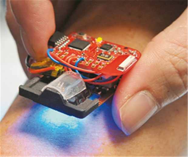 Ein "schlaues Pflaster" zeichnet die Funktion von Organen auf Das pflastergroße Gerät sendet blaues Licht aus, der Marker im Körper antwortet mit grün.