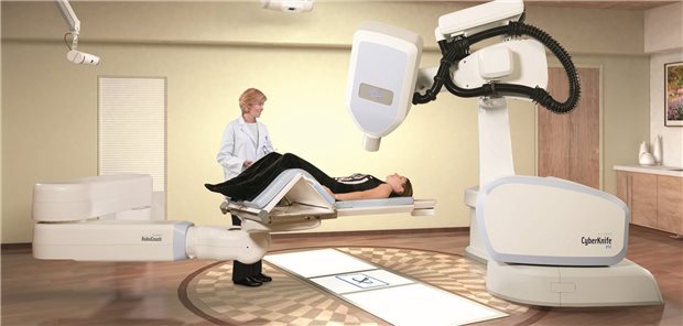Das radiochirurgische System Cyberknife: Die Position des Patienten wird dabei von zwei Röntgenkameras kontrolliert. Abweichungen vom Soll werden im Submillimeterbereich automatisch korrigiert. Der Arzt überwacht alle Behandlungsschritte am Bildschirm.