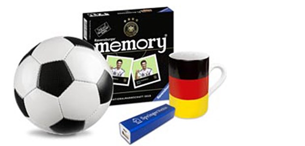 Das sind die Preise beim Tippkick-Spiel der Ärzte Zeitung: ein spezieller Fußball zur WM, ein Memory mit Jogis Jungs und eine Deutschlandtasse sowie Trostpreise.