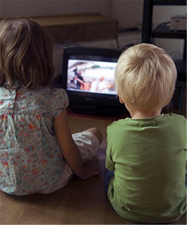 Sieben Stunden vor TV und PC macht Kinder krank und aggressiv Das sollte tabu sein: TV im Zimmer von Kindern unter zwölf Jahren.