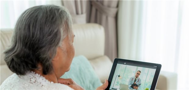 Das teledermatologische Konsil kam bei den meisten Studienteilnehmern gut an (Symbolbild mit Fotomodellen)