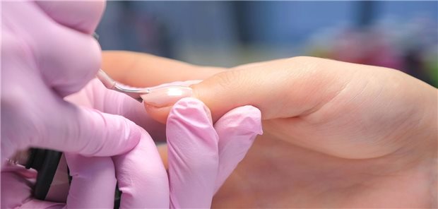 Nahaufnahme einer professionellen Maniküre im Nagelstudio.