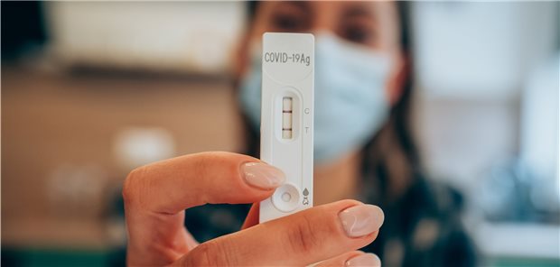 Das überarbeitete Infektionsschutzgesetz heizt die Nachfrage nach COVID-Antigentests an. Die Preise dürften demnächst durch die Decke gehen.