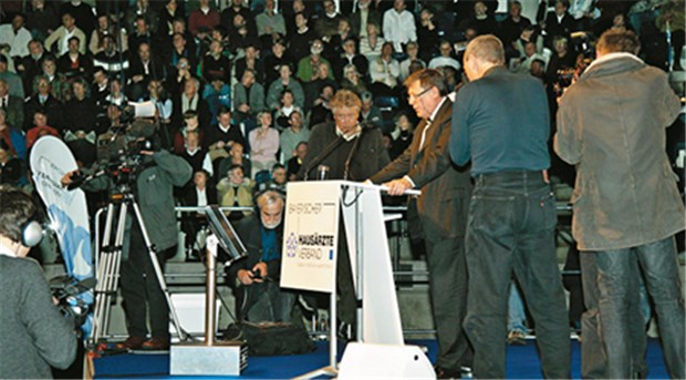Hoppenthaller schwört Ärzte auf Ausstieg ein Das war der erste Versuch: Umringt von Medienvertretern wirbt Verbandschef Hoppenthaller am 30. Januar 2008 in Nürnberg für den Systemausstieg.