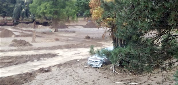 Ärzte praktizieren nach der Flut mit einfachsten Mitteln Das war einmal ein Park – ohne schrottreife Autos.