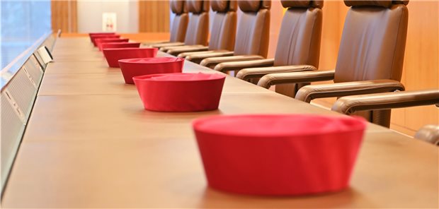 Das war klar, dass in Sachen einrichtungsbezogener Impfpflicht früher oder später die roten Roben aus Karlsruhe gefragt sein würden.