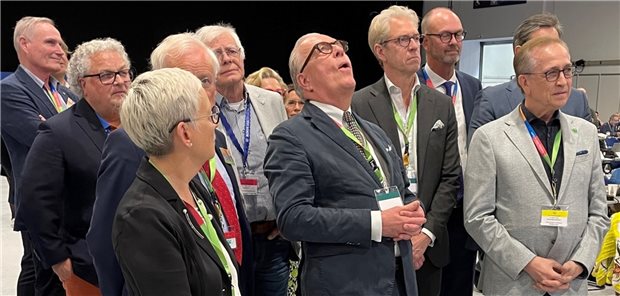 Reinhardts Wiederwahl: „Glück auf“ am Vatertag Das war knapp! Dr. Klaus Reinhardt bei der Verkündung des Wahlergebnisses.
