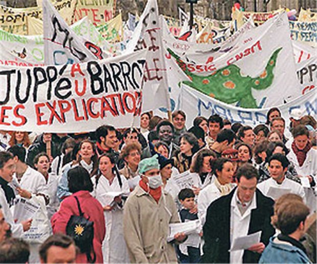 Frankreichs Gesundheitssystem in der Krise Das waren noch Zeiten: Ärzte bei einer Protestaktion im März 2003 in Paris. Im Jahr 2012 haben sie Hoffnungen auf höhere Honorare abgeschrieben.