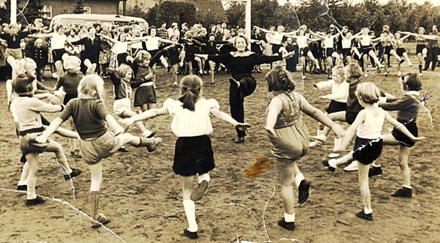 Die älteste Vorturnerin der Welt ist 100 geworden Das waren noch Zeiten: Turnen im Freien im Jahr 1950. Gertrud Märczel gibt den Takt an, und alle Kinder machen mit.