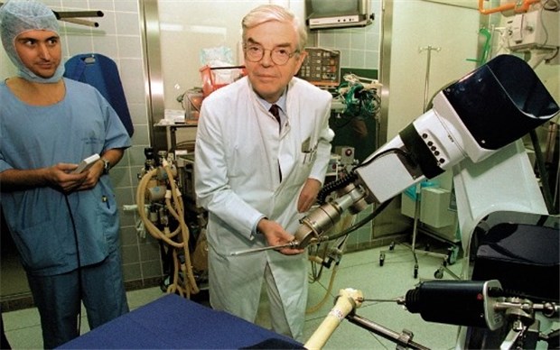 Die Chancen der Versorgungsforschung Das waren noch Zeiten: Vorstellung des Operationsroboters "Casper" 1998 in München. Inzwischen sind diese Roboter umstritten.