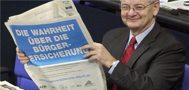 Bundesaußenminister Joschka Fischer hält am 6.11.2003 im Bundestag in Berlin eine Zeitung in der Hand, in der eine Anzeige mit dem Text &quot;Die Wahrheit über die Bürgerversicherung&quot; veröffentlicht wurde. Die Abgeordneten des Parlamentes berieten an diesem Tag abschließend über eine Änderung des Rentengesetzes.