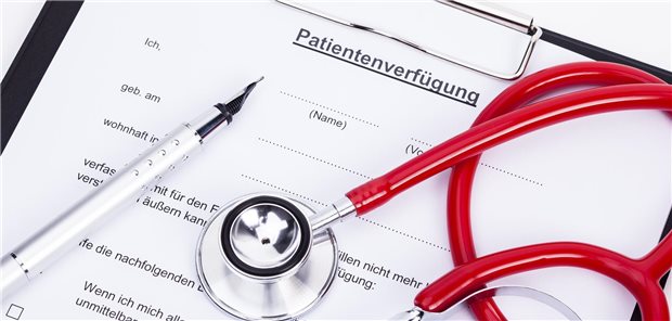 Patientenverfügung auf der ein Stethoskop liegt