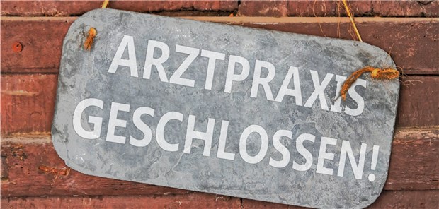 Aktuelle Sprechzeiten sind nicht zeitgemäß! Dass Arztpraxen abends und am Wochenende geschlossen sind, finden die Kassen offenbar nicht mehr zeitgemäß.