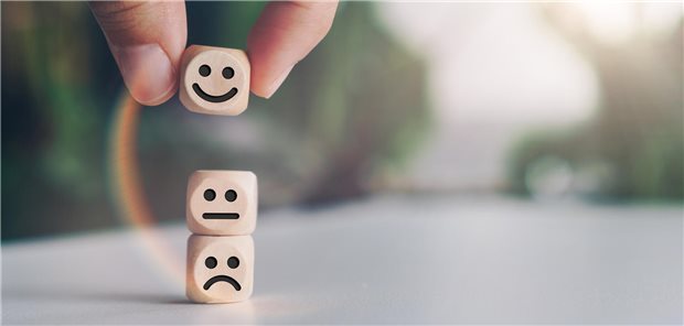 Ein lächelndes Gesicht auf einem Holzwürfel. 