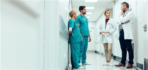 Dass die Kontaktpersonen eines mit Corona infizierten Klinikmitarbeiters alle in Quarantäne sollen, findet die DGIIN falsch. Das würde zu einem Kollaps im Gesundheitswesen führen.