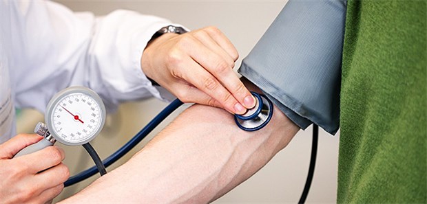 Neue Ära in der Blutdrucksenkung? Dass die Wahl eines niedrigeren Blutdruck-Zielwerts prognostisch einen psoitiven Unterschied ausmacht, steht nach der SPRINT-Studie fest. Doch wie lassen sich ihre Ergebnisse auf den normalen Praxisalltag übertragen?