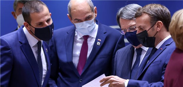 Zweite Corona-Welle treibt EU-Staaten zu mehr Zusammenarbeit Dass mit dem Abstand haben die Staats- und Regierungschefs beim EU-Gipfel noch nicht ganz verinnerlicht, aber immerhin tragen sie Masken.