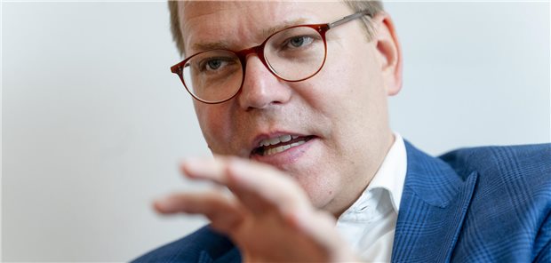 „Dass zuweilen Staatsversagen attestiert wird, zeigt, wie ernst die Lage mittlerweile ist“: CDU-Politiker Tino Sorge zur weiterhin ausstehenden Novelle der GOÄ.