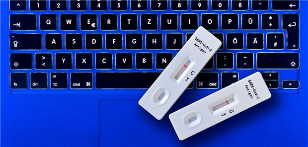 Corontests auf Laptop: Daten sind die beste Basis für ein zielgerichtetes Krisenmanagement. Das hat nicht zuletzt die Corona-Pandemie gezeigt.