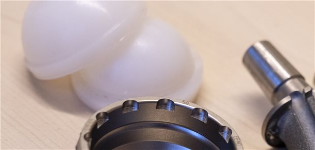 Daten zu Hüftimplantaten sammelt das Endoprothesenregister Deutschland bereits seit zwölf Jahren. Florian Schuh / dpa Themendienst / picture alliance (2)