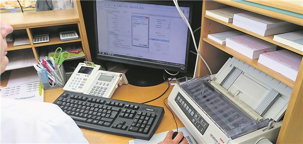 Datenabgleich über die Telematikinfrastruktur: In der Praxis von Professor Siegfried Jedamzik in Ingolstadt sind die nötigen Geräte installiert.