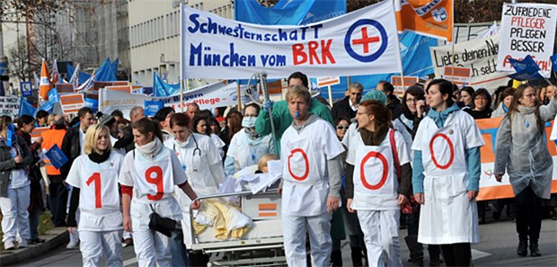 Heftiger Streit auch in Niedersachsen Dauerbrenner Pflegekammer: Bereits Ende 2011 demonstrierten bayerische Pflegekräfte für eine Kammer.