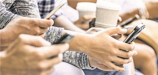 Dauereinsatz: Repetitive Daumenbewegungen können Reibungseffekte und Mikrotraumen im ersten dorsalen Sehnenfach bewirken.