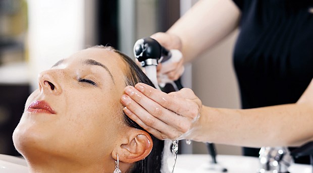 Berufsdermatose - meist trifft es die Hände Dauernder Kontakt mit Wasser und Chemikalien erhöht das Risiko für ein Ekzem bei Friseuren.
