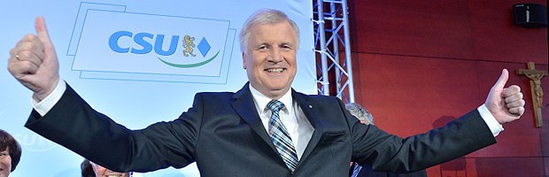Bringt gestärkte CSU neuen Schwung in HzV-Reform? Daumen hoch: Bayerns Ministerpräsident Horst Seehofer ist mit dem Wahlergebnis hoch zufrieden.