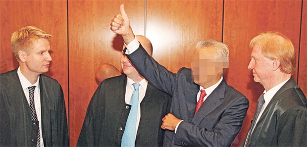 Ein mühsamer Prozess Daumen hoch: Der angeklagte Arzt im August 2013 im Landgericht Göttingen zwischen seinen Verteidigern.