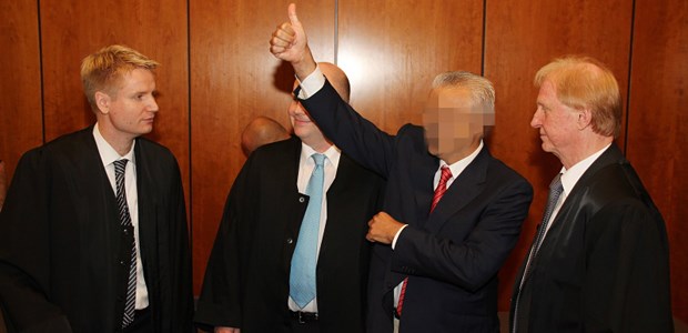 Beschwerde gegen Freilassung Daumen hoch: Der angeklagte Chirurg Mitte August im Göttinger Landgericht.