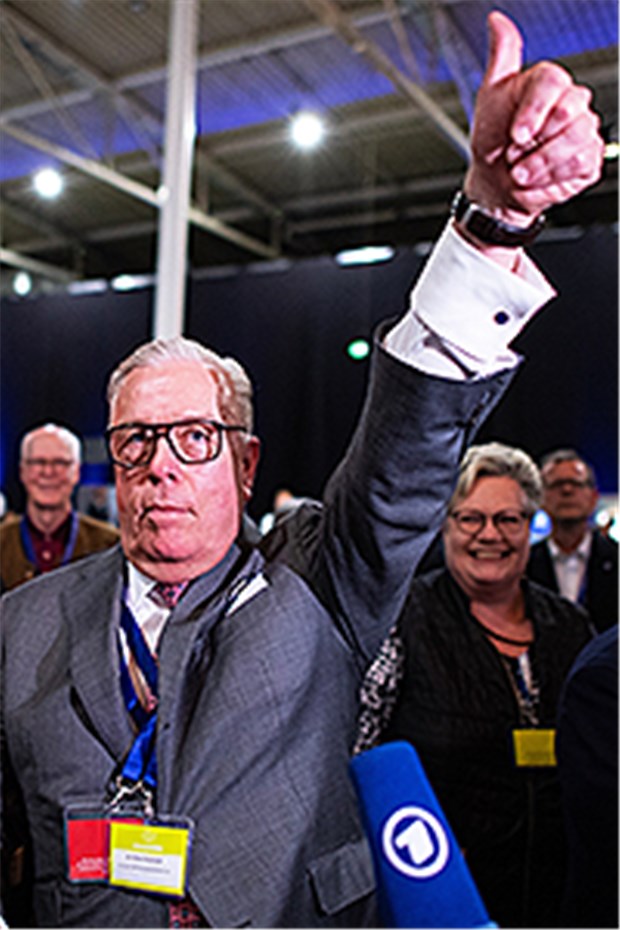 Reinhardt ist neuer BÄK-Präsident Daumen hoch für Dr. Reinhardt: Er hat die Wahl gewonnen.