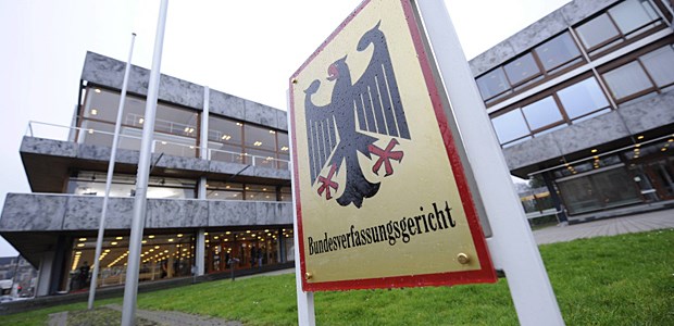 Karlsruhe stärkt Patientenrechte Daumen hoch fürs Patientenrecht: Bundesverfassungsgericht