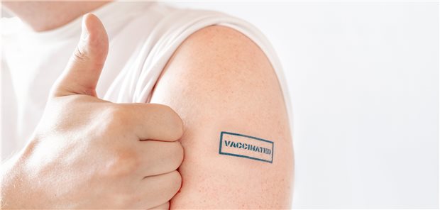 BioNTech/Pfizer-Vakzine bewährt sich in „real world“ Daumen hoch nach Corona-Impfung. Die Wahrscheinlichkeit, schwer an COVID-19 zu erkranken, ist mit der Impfung deutlich geringer.