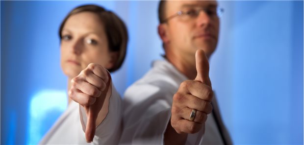 Daumen hoch oder Daumen runter? Die Meinung von Ärzten zu Gesundheits-Apps ist gespalten.