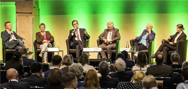 Daumen hoch oder runter bei der Gesundheitspolitik der Ampel? (v.l.): Moderator Denis Nößler (Chefredakteur Ärzte Zeitung), Kathrin Vogler (Linke), Professor Andrew Ullmann (FDP), Stephan Pilsinger (CSU), Maria Klein-Schmeink (Bündnis 90/Die Grünen) und Co-Moderatorin-Heike Bökenkötter (Mitglied der Chefredaktion).