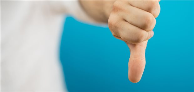 Ein Daumen zeigt nach unten