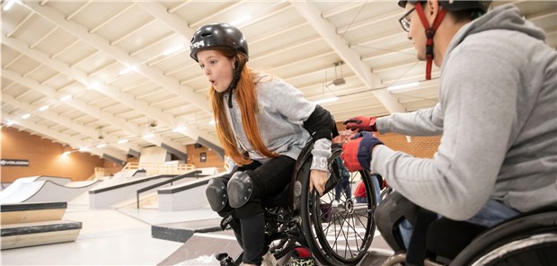 Mit dem Rollstuhl in die Skate-Anlage David Lebuser, Profi im Rollstuhlskating, leitet in einer Skatinghalle einen Workshop mit Oldenburger Schülern.