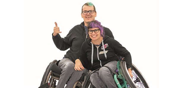 Mit dem Rollstuhl in die Skate-Anlage David Lebuser und seine Partnerin Lisa Schmidt, Profis im Rollstuhlskating, in einer Skatinghalle.