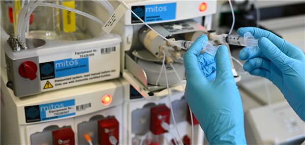 Davon soll es nach dem Willen der Bundesregierung mehr geben: Pharmaforschung in Deutschland.