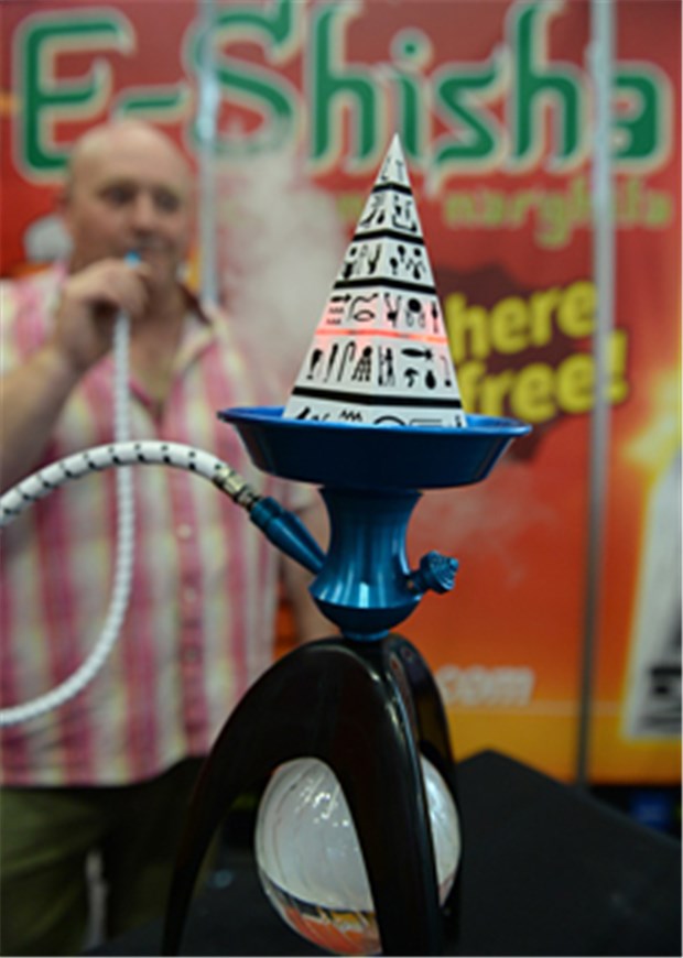 BZgA warnt vor E-Shishas Davor warnt die BZgA: E-Shisha auf der Shisha-Messe in Frankfurt.