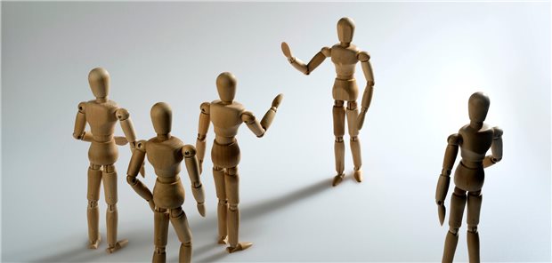 Mehrere Zeichenpuppen stehen zueinander gewandt da. 